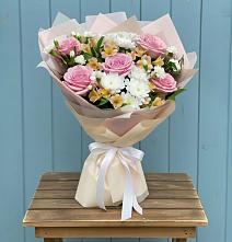 Букет цветов из:  Гвоздики, Орхидеи и Розы в Катав-Ивановске