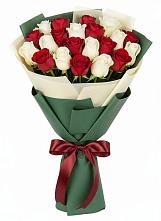 Букет Микс из красных и белых роз в Катав-Ивановске