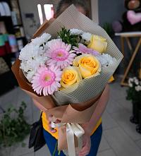 Букет цветов из:  Герберы, Розы и Хризантемы в Катав-Ивановске