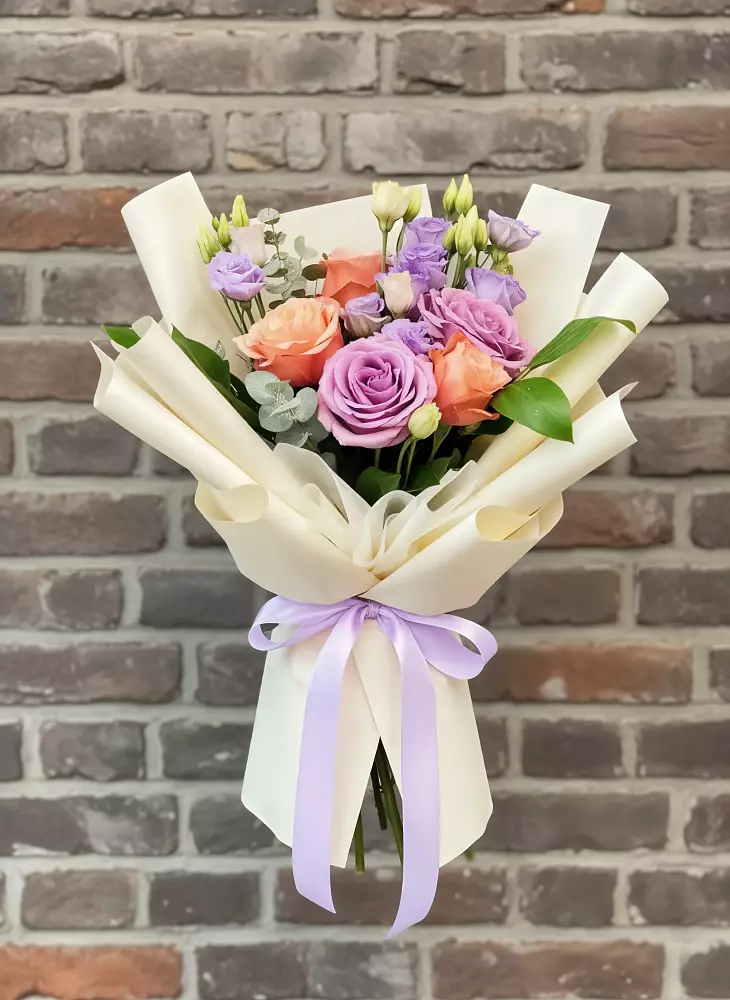 Букет цветов из: Лизиантусы и Розы в Катав-Ивановске