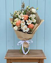 Букет цветов из:  Альстромерии, Лизиантусы, Розы и Хризантемы в Катав-Ивановске