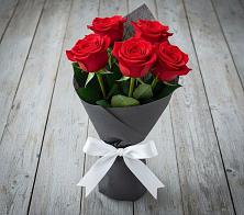 Букет 5 Красных роз Эдлесс Лав в Катав-Ивановске