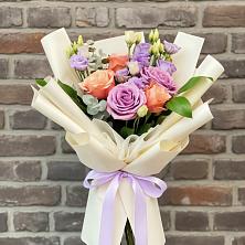 Букет цветов из:  Лизиантусы и Розы в Катав-Ивановске