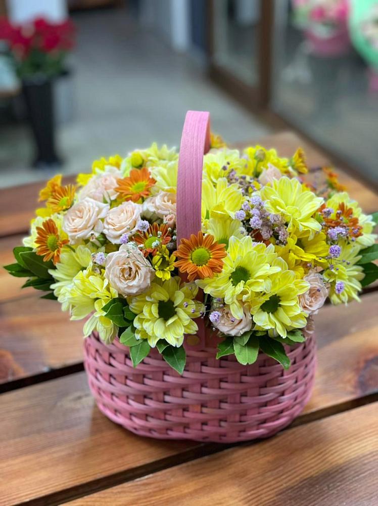 Цветочная композиция из Хризантемы и Розы в корзине в Катав-Ивановске