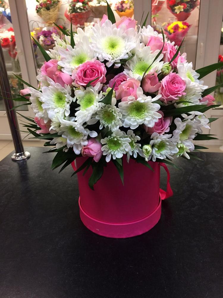 Цветочная композиция из Розы и Хризантемы в шляпной коробке в Катав-Ивановске