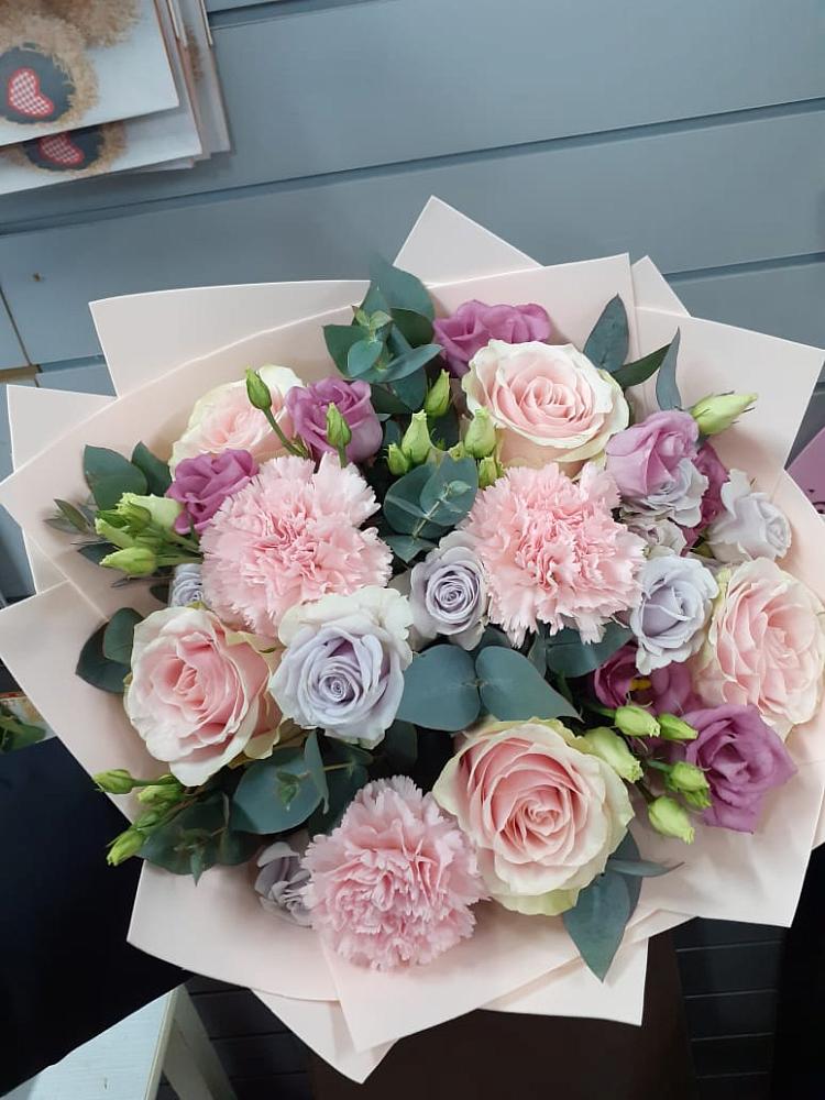 Букет цветов из: Розы, Гвоздики и Лизиантусы в Катав-Ивановске