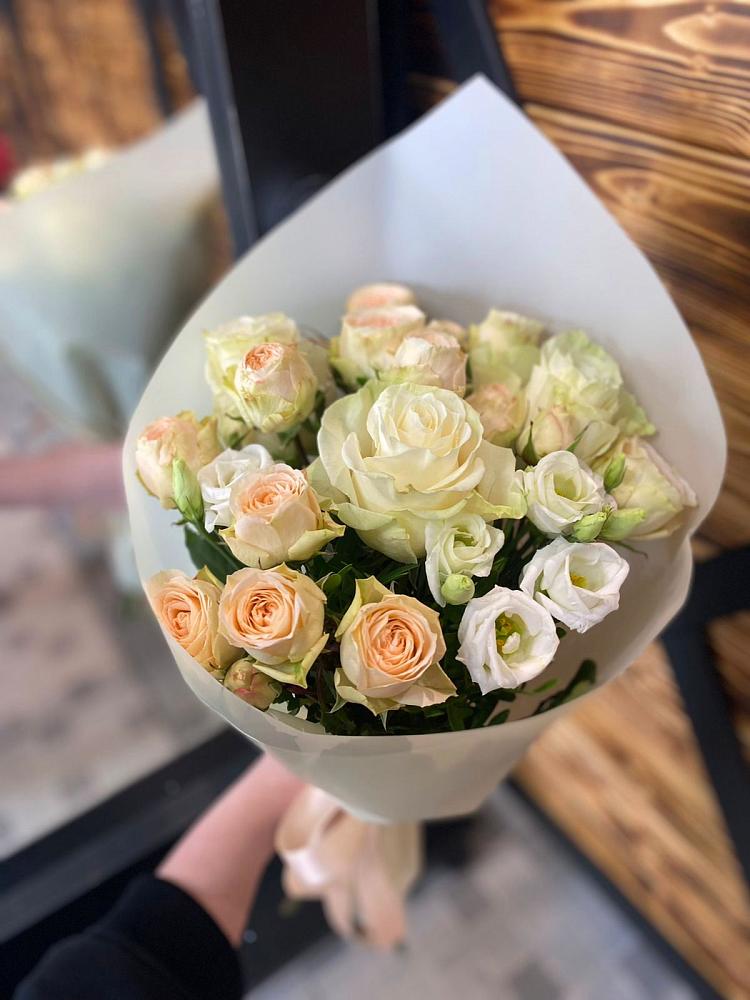 Букет цветов из: Розы и Лизиантусы в Катав-Ивановске